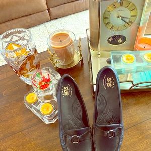 Like New SAS women’s shoes!!❣️Please look at pictures for better description🤗